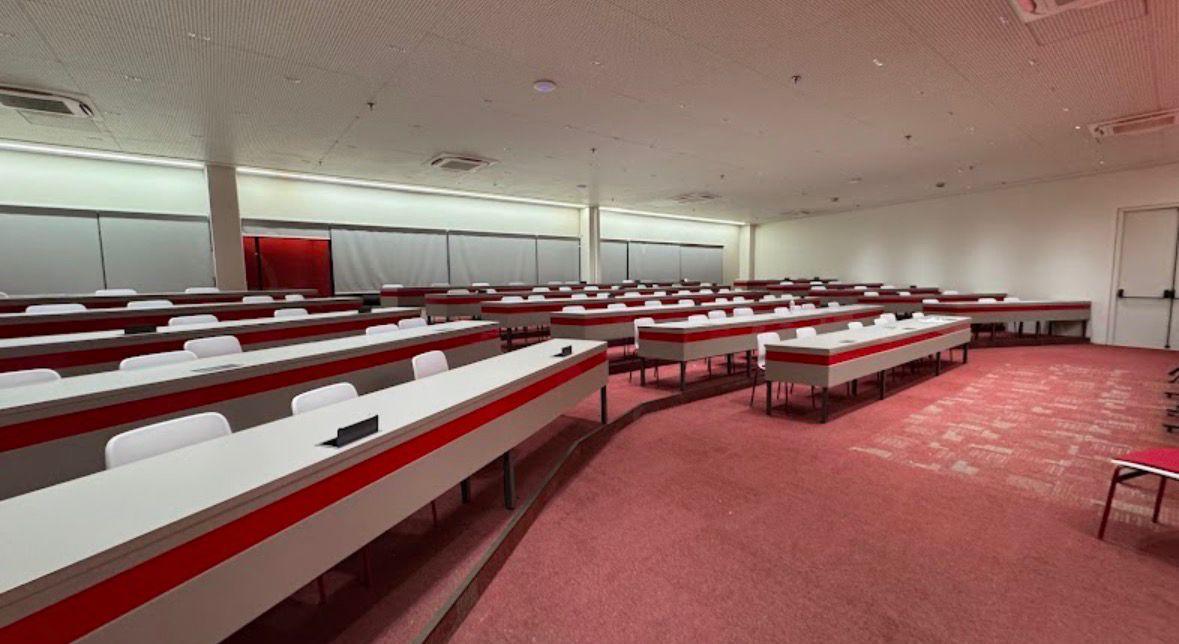 Sala do evento TITAN 2026 em Campinas, com bancadas e cadeiras