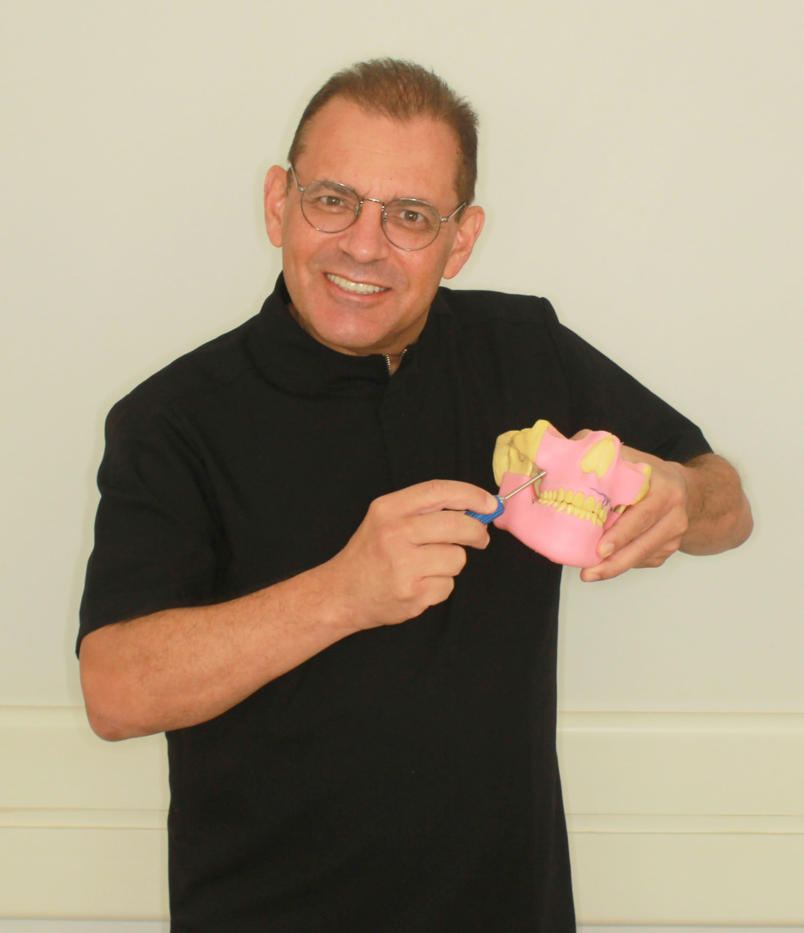 Prof. Fernando Manhães demonstrando a técnica em modelo de maxilares