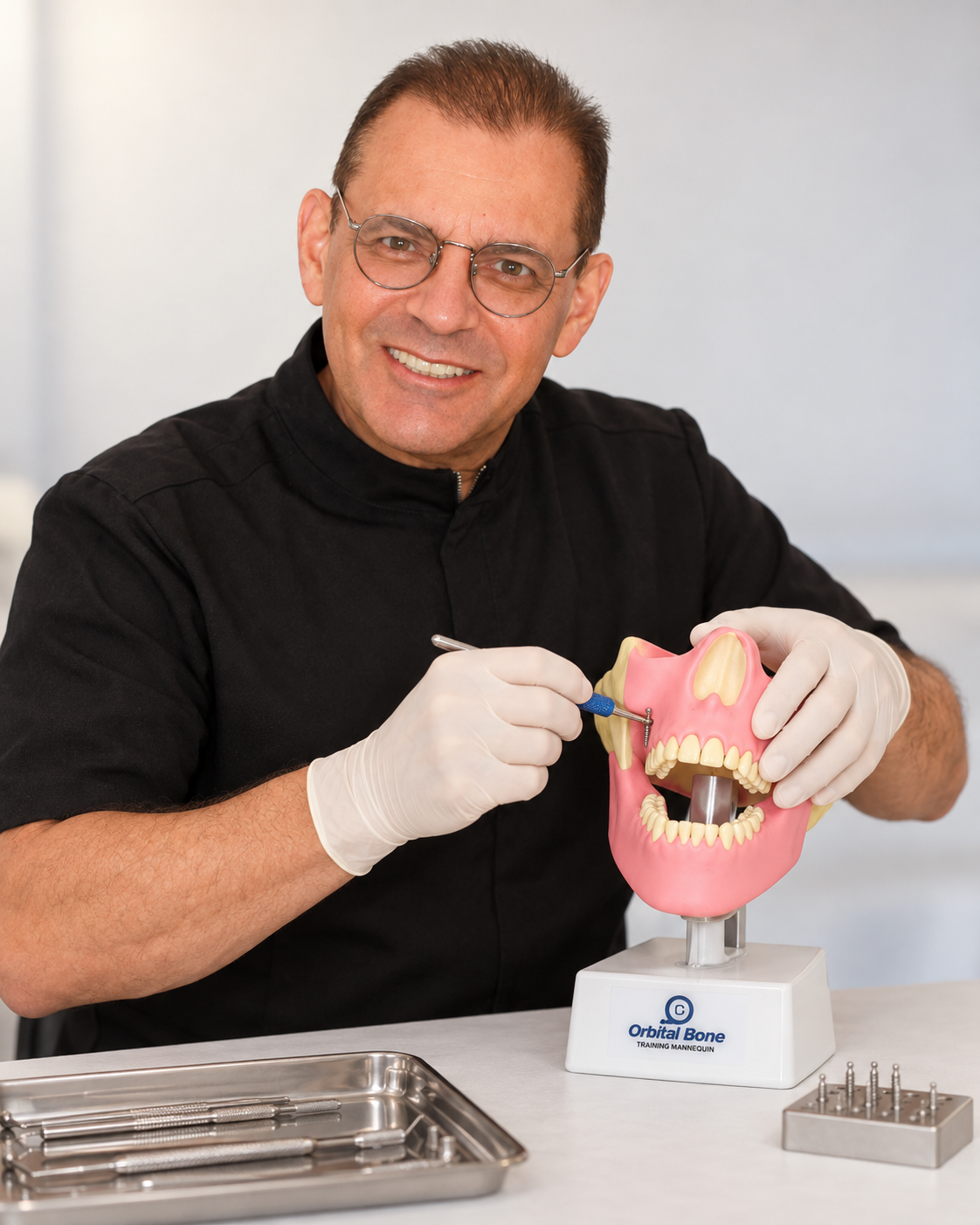 Prof. Fernando Manhães demonstrando a inserção de mini-implante no manequim Orbital Bone